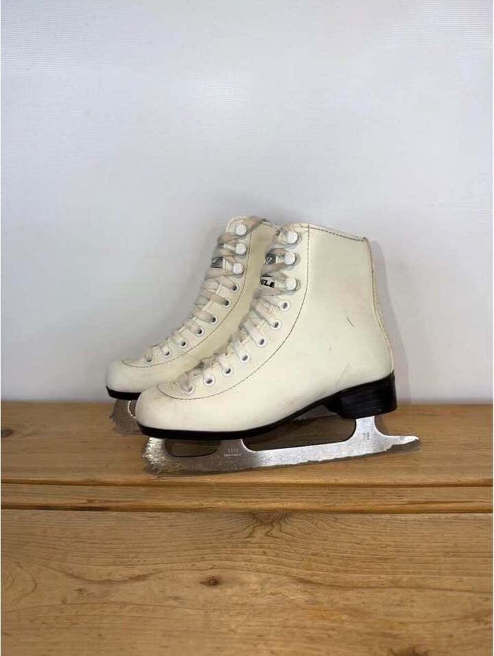 Hespeler Youth Figure Skates White Size Junior 13 J13 Ice Skates
